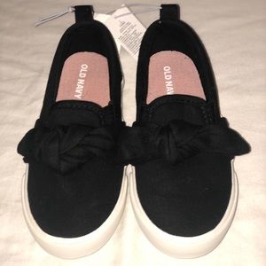 Old navy toddler size 8 black tennis shoes
